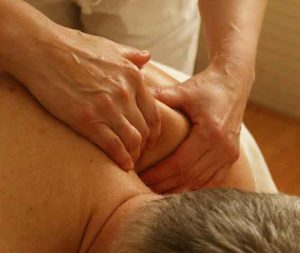 Shoulder massage to fix sports injury